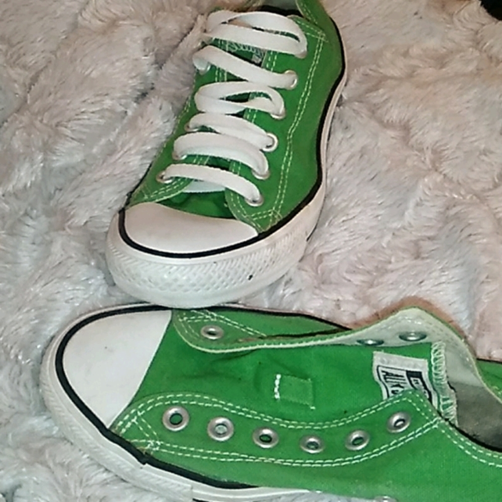 Grassy green converse